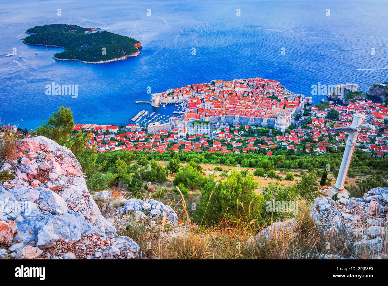 Dubrovnik, Croazia. Città costiera della Dalmazia conosciuta per la sua splendida Città Vecchia, le mura fortificate, le spiagge incontaminate, le acque cristalline e pittoresche Foto Stock