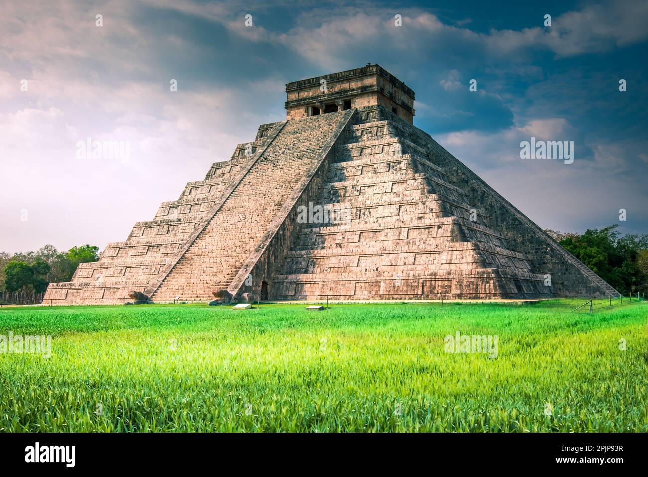 Chichen Itza, Messico. El Castillo, famosa piramide di Kukulcan. Rovine della civiltà Maya precolombiana in America Centrale, Yucatan. Foto Stock