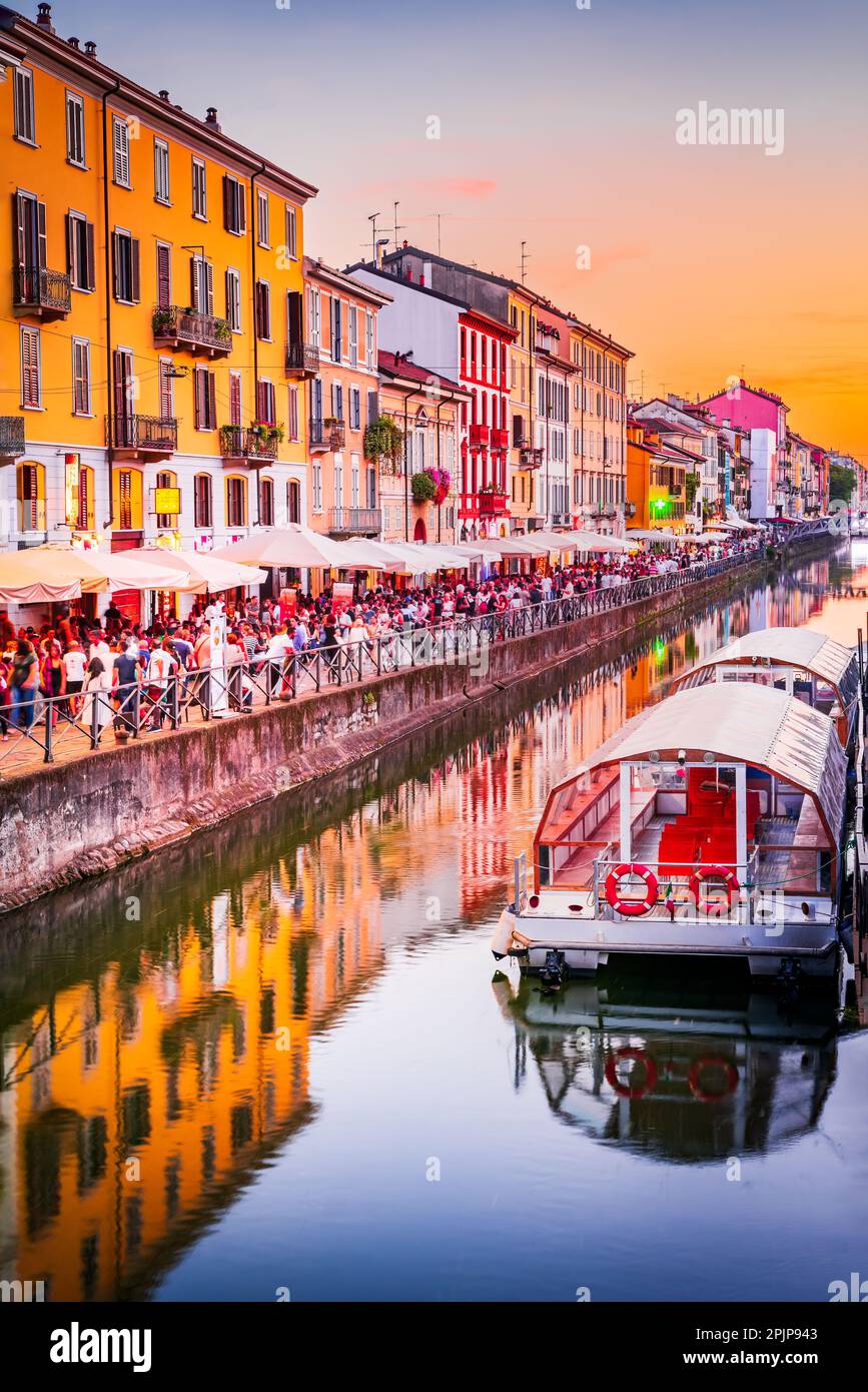 Milano, Italia - Giugno 2019. Naviglio Grande canale, luogo popolare per i ristoranti, la vita notturna, ed eventi culturali. Sunet a Milano, Lombardia. Foto Stock