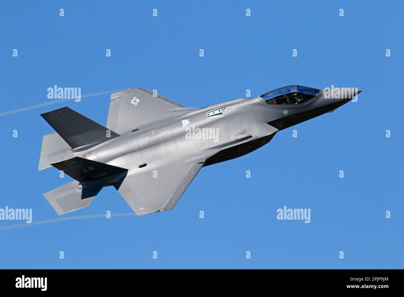 Un USAF F-35A Lightning esegue aerobica sulla sua base al RAF Lakenheath in Suffolk Inghilterra 3rd aprile 2023 Foto Stock