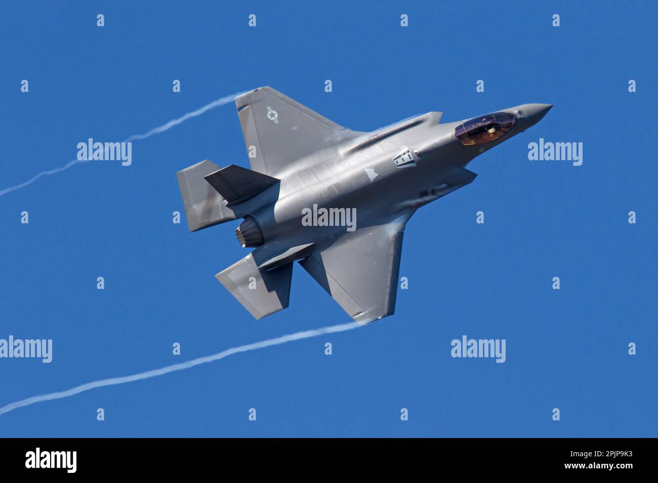 Un USAF F-35A Lightning esegue aerobica sulla sua base al RAF Lakenheath in Suffolk Inghilterra 3rd aprile 2023 Foto Stock