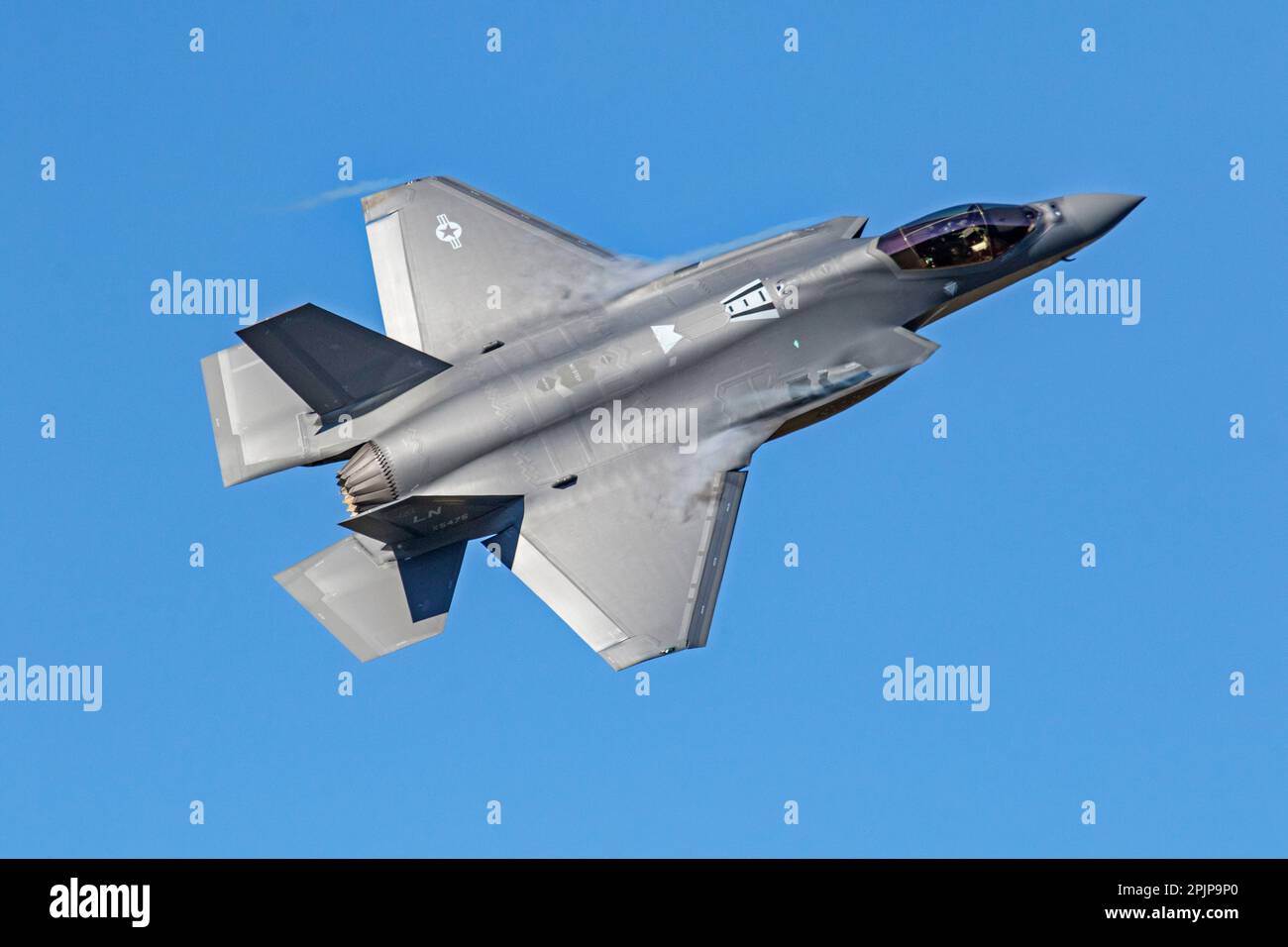 Un USAF F-35A Lightning esegue aerobica sulla sua base al RAF Lakenheath in Suffolk Inghilterra 3rd aprile 2023 Foto Stock