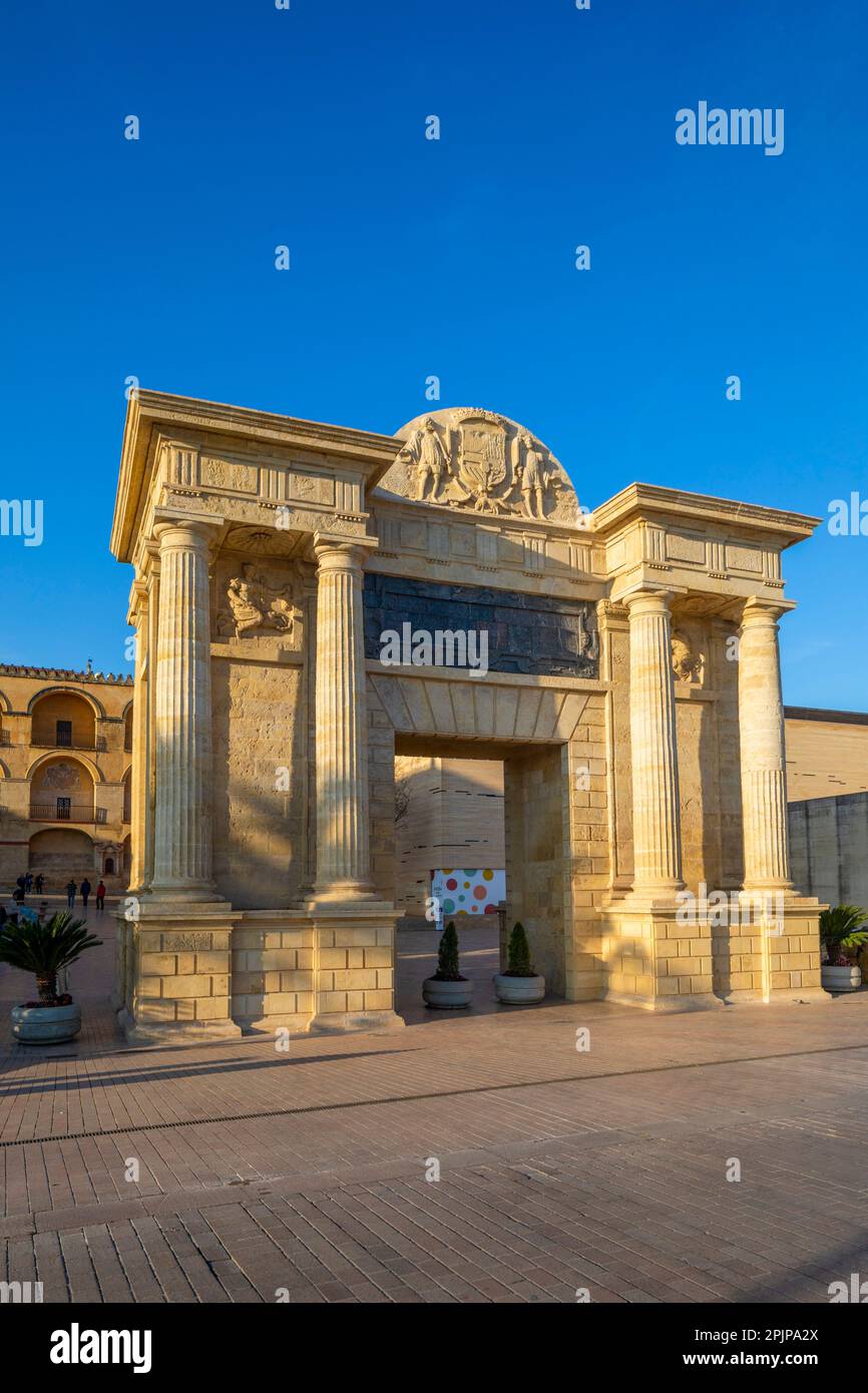 Puerta del Puente o porta del ponte, un arco rinascimentale trionfale, Cordoba, Andalusia, Spagna, Europa sud-occidentale Foto Stock