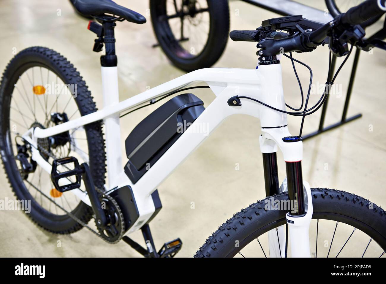 Bici elettrica in mostra negozio Foto Stock