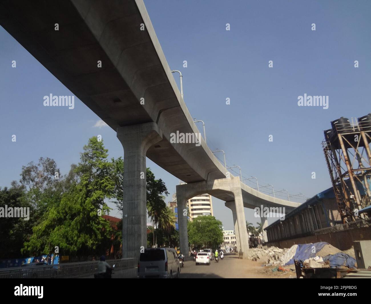 Dhaka, Bangladesh. 3rd Apr, 2023. Una vista del progetto Metro Rail vicino all'area di Farmget, un servizio di trasporto di massa rapido che prevede di ridurre la congestione della capitale. (Credit Image: © MD Mehedi Hasan/ZUMA Press Wire) SOLO PER USO EDITORIALE! Non per USO commerciale! Foto Stock