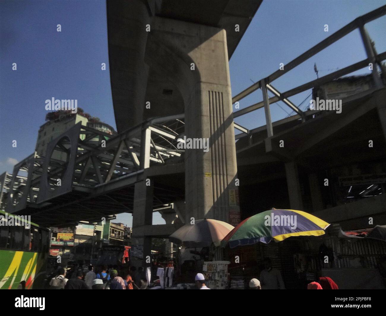 Dhaka, Bangladesh. 3rd Apr, 2023. Una vista del progetto Metro Rail vicino all'area di Farmget, un servizio di trasporto di massa rapido che prevede di ridurre la congestione della capitale. (Credit Image: © MD Mehedi Hasan/ZUMA Press Wire) SOLO PER USO EDITORIALE! Non per USO commerciale! Foto Stock