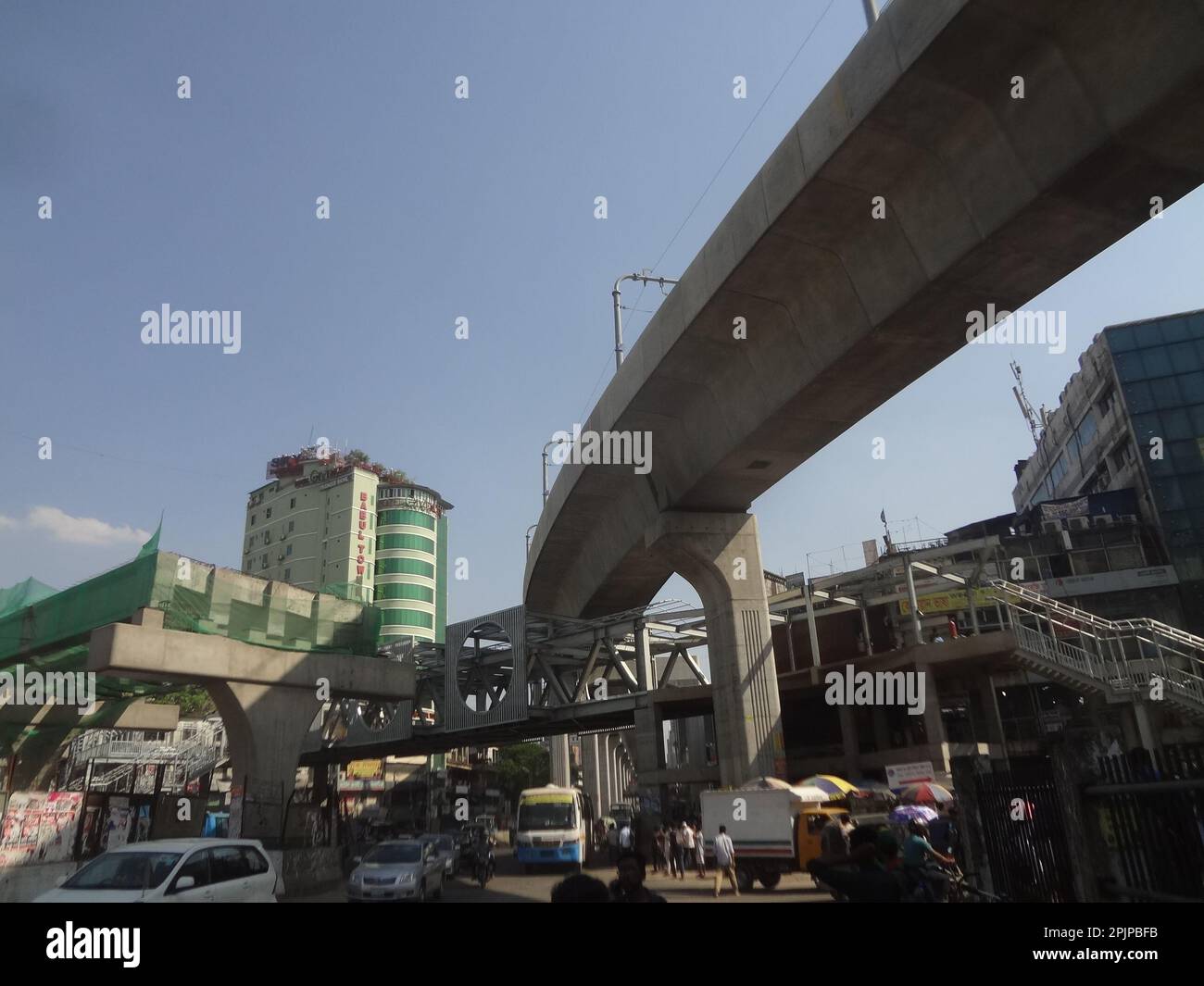 Dhaka, Bangladesh. 3rd Apr, 2023. Una vista del progetto Metro Rail vicino all'area di Farmget, un servizio di trasporto di massa rapido che prevede di ridurre la congestione della capitale. (Credit Image: © MD Mehedi Hasan/ZUMA Press Wire) SOLO PER USO EDITORIALE! Non per USO commerciale! Foto Stock