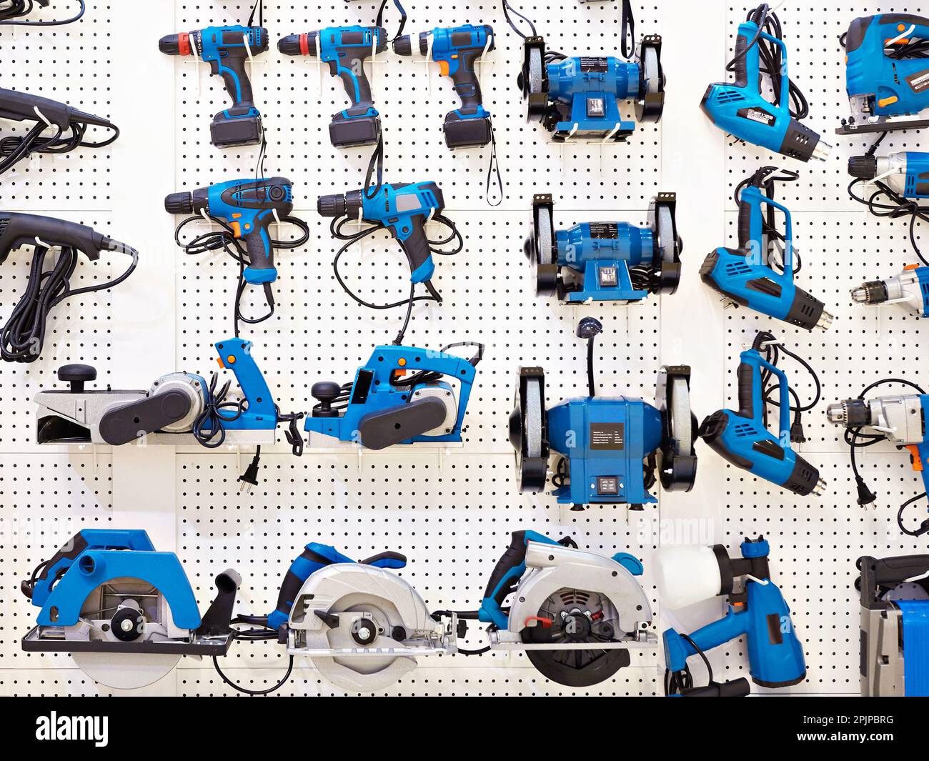 Trapani e utensili elettrici sugli scaffali del negozio di ferramenta Foto Stock
