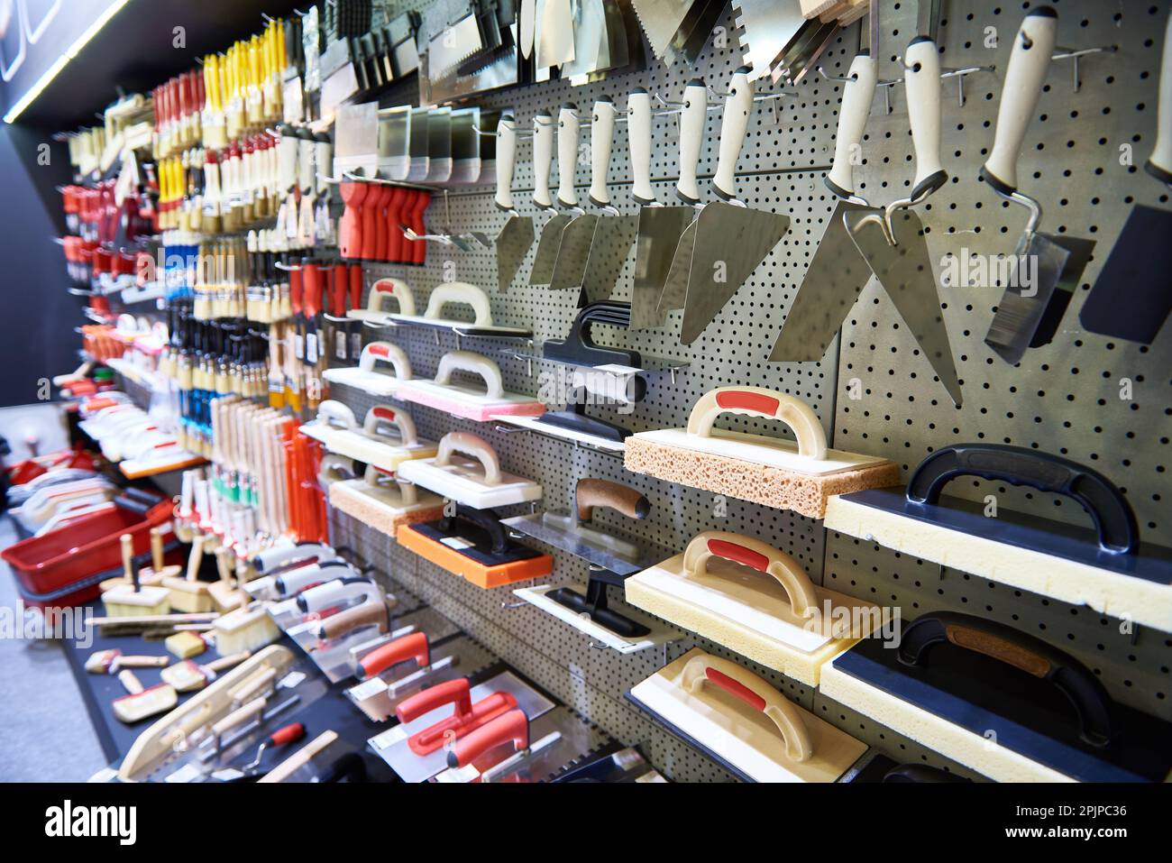 Creazione di strumenti in un negozio hardware Foto Stock
