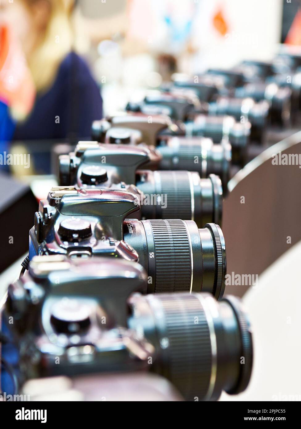 Fotocamere reflex digitali in una fila Foto Stock