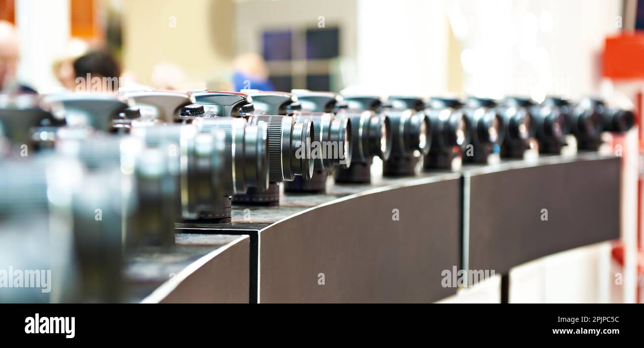 Fotocamere reflex digitali in una fila Foto Stock