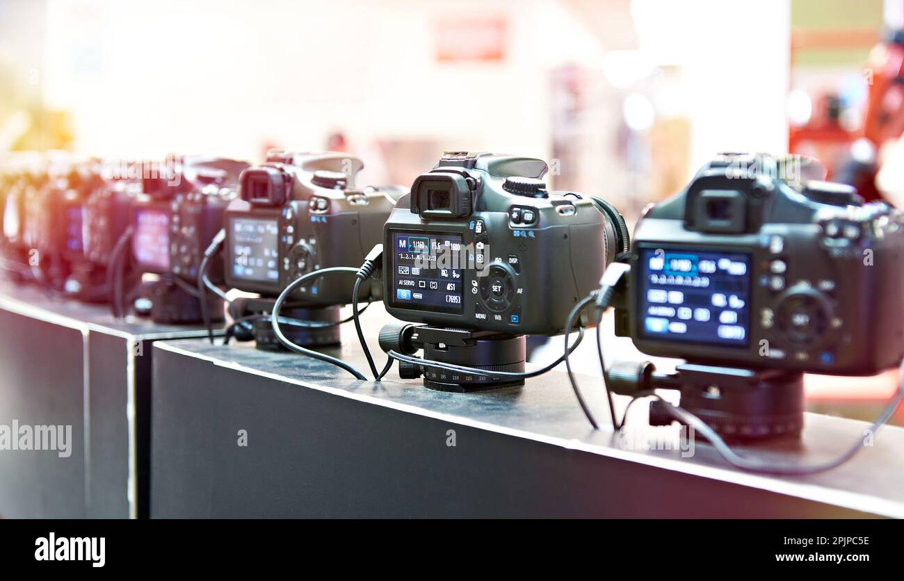 Fotocamere reflex digitali in una fila Foto Stock