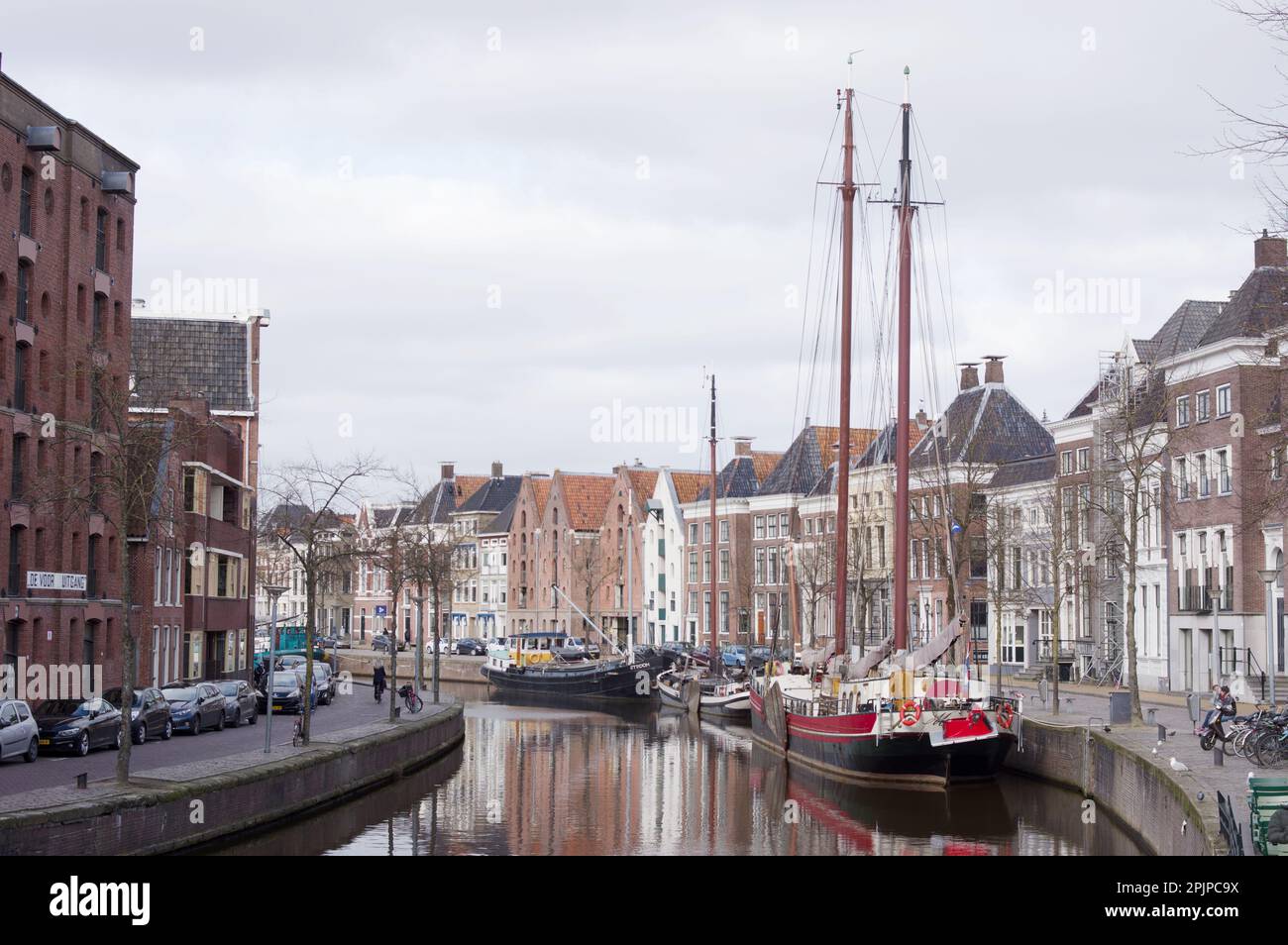 Groningen, Paesi Bassi 3 marzo 2023: Vecchie navi storiche nei canali nel centro di Groningen Foto Stock