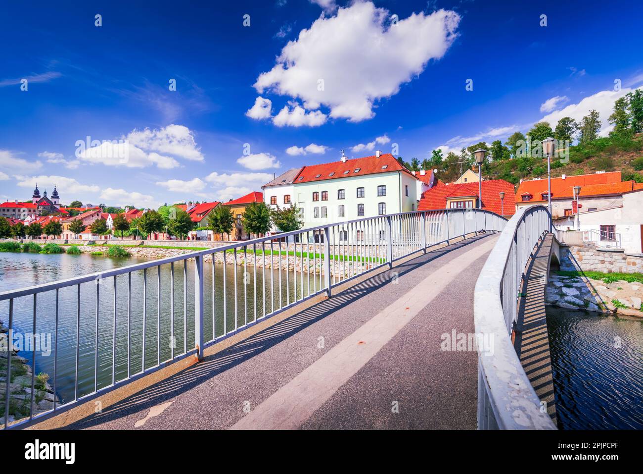 Trebbic, Repubblica Ceca. Bellissimo paesaggio soleggiato con piccola città, fiume Jihlava. Boemia, patrimonio dell'umanità dell'UNESCO. Foto Stock