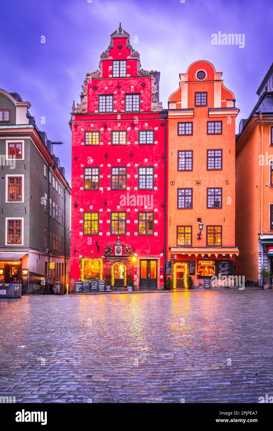 Stoccolma, Svezia. Affascinanti strade di Gamla Stan avvolte in un crepuscolo nuvoloso, atmosfera panoramica per i viaggiatori. Foto Stock