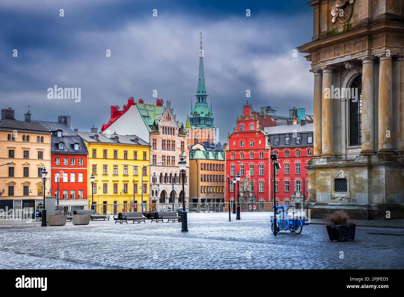 Stoccolma, Svezia. L'affascinante Piazza Riddarholmen e Gamla Stan si avvolsero in un crepuscolo nuvoloso, con un'atmosfera panoramica per i viaggiatori. Foto Stock