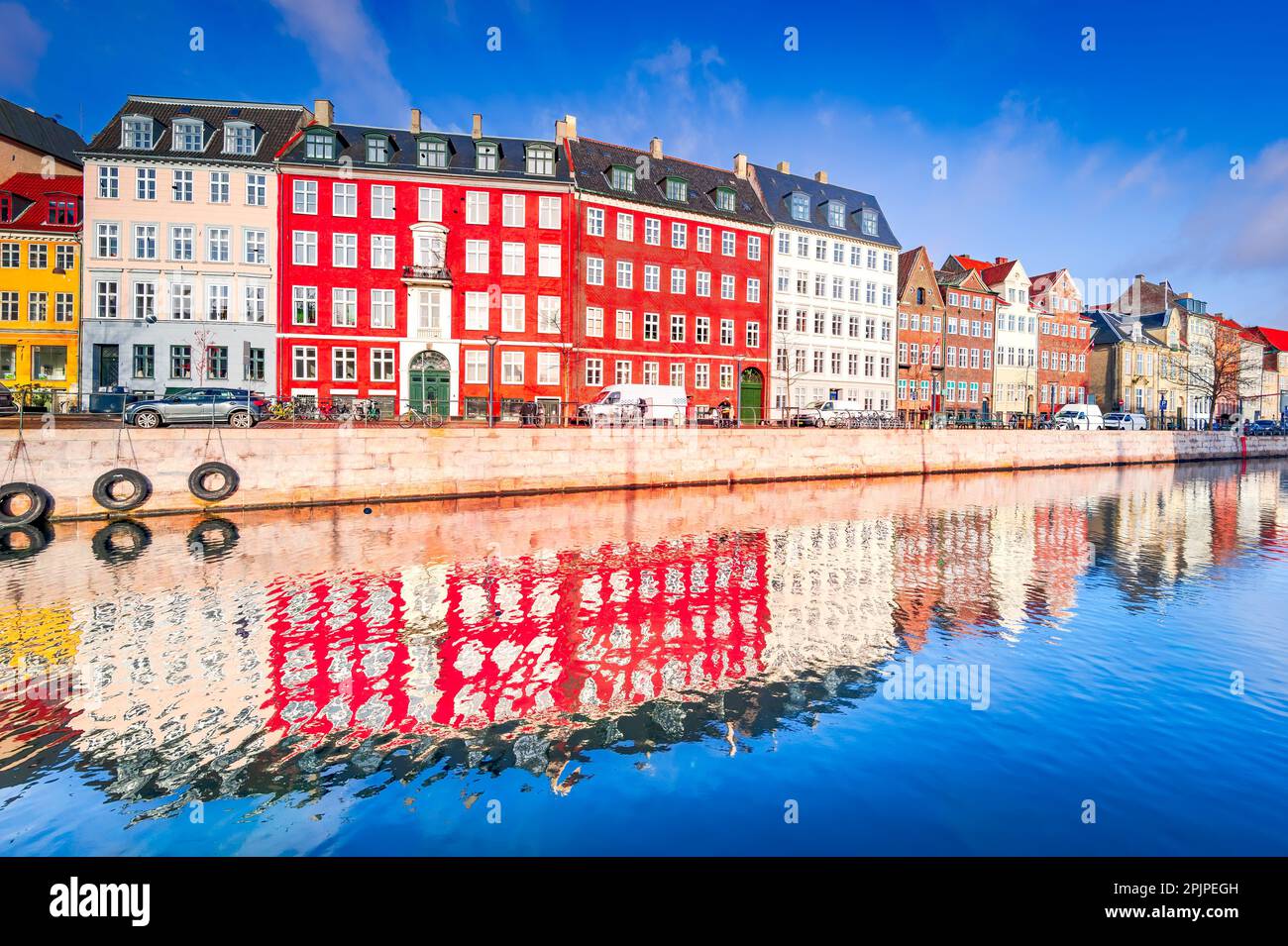 Slotsholmskanalen è un pittoresco canale situato nel cuore di Copenhagen, Danimarca. Edifici storici e importanti, tra cui il Parlamento danese Foto Stock