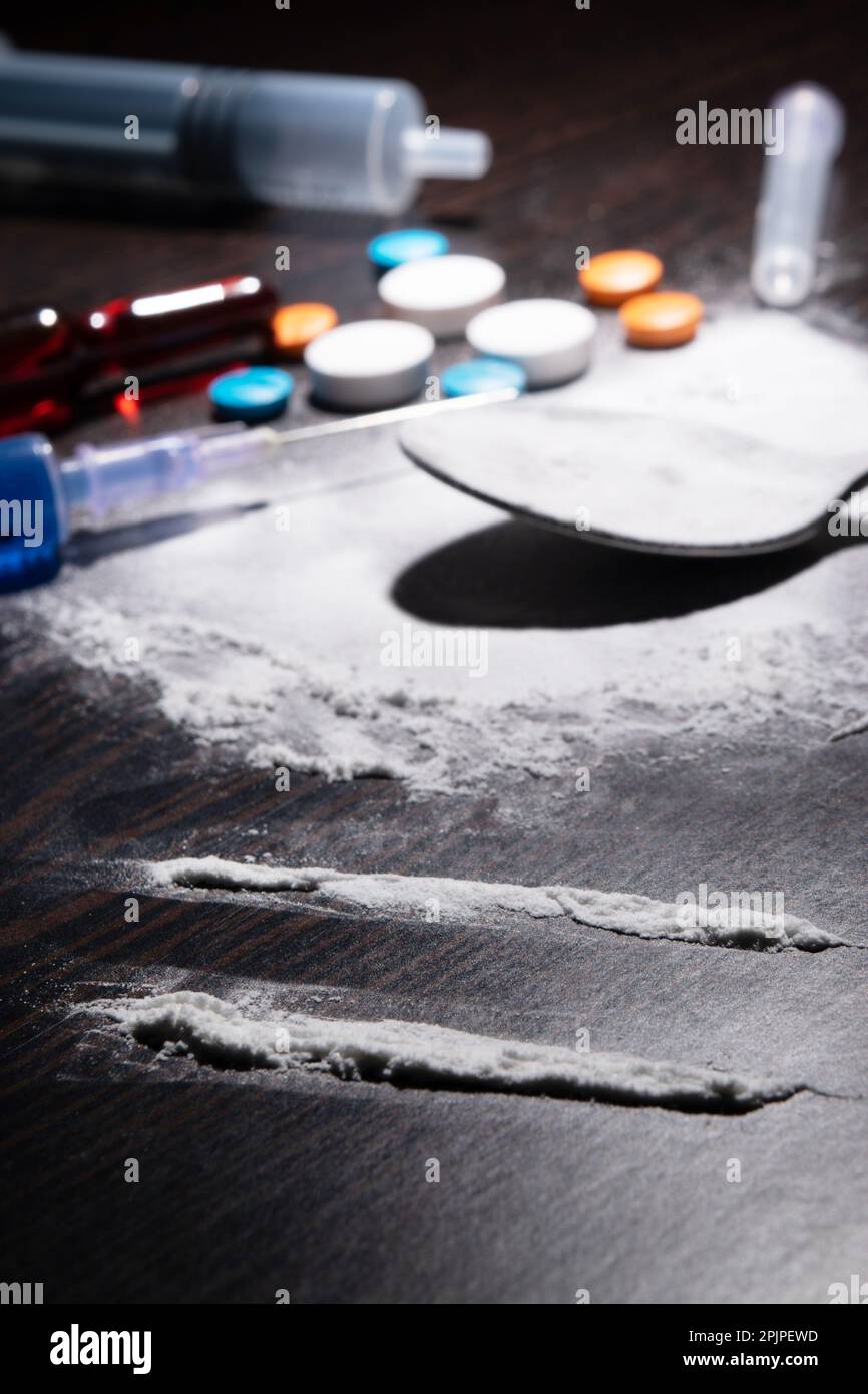 Polvere di cocaina con medicinali illegali e altre droghe Foto Stock