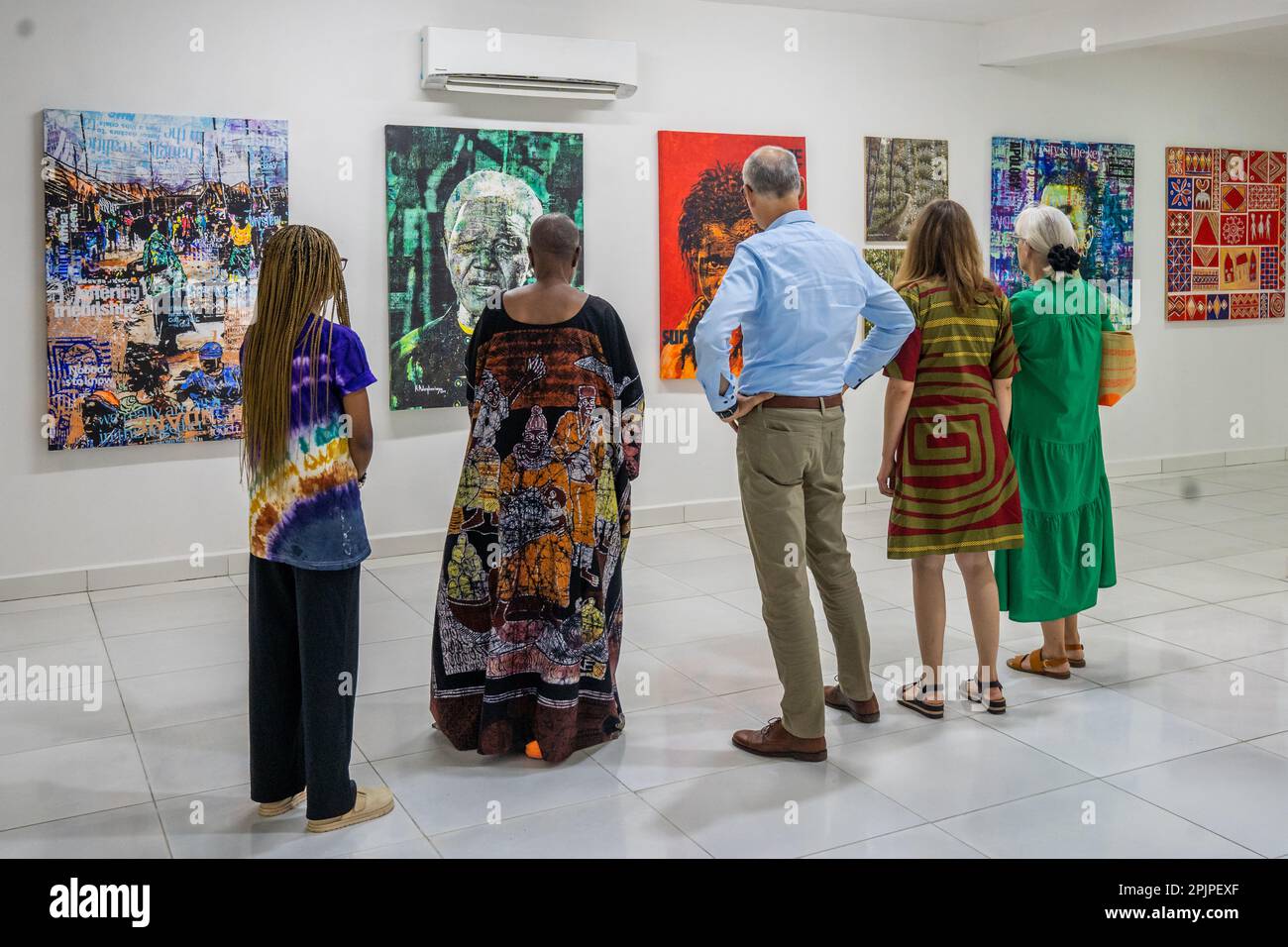 La gente visita una mostra di opere d'arte create da Nike Monika Okundaye, presso la galleria d'arte Nike di Abuja, capitale della Nigeria. La galleria d'arte Nike è una delle più grandi gallerie d'arte dell'Africa occidentale. Abuja, Nigeria. Foto Stock