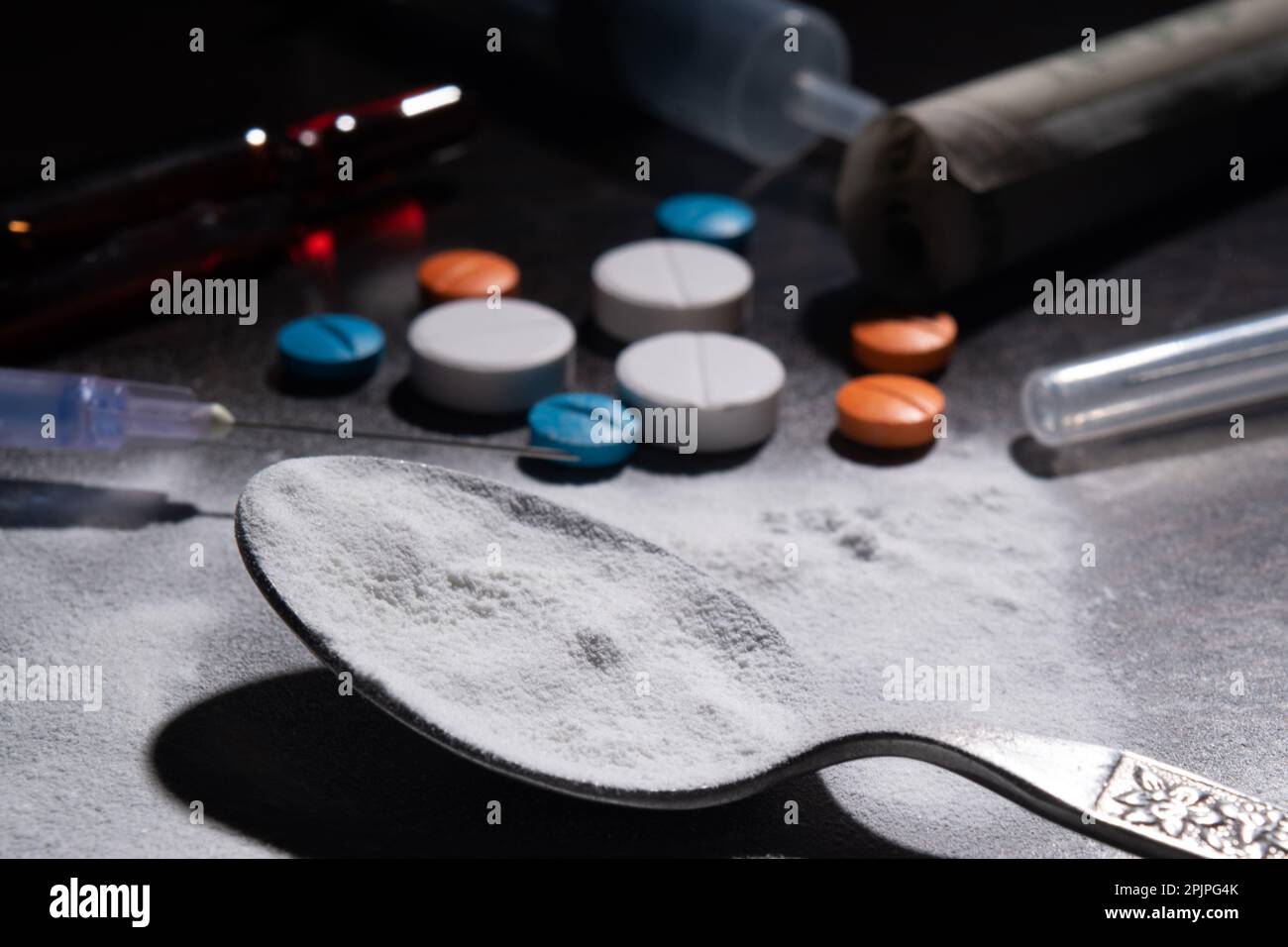 Primo piano della polvere di cocaina in cucchiaio Foto Stock