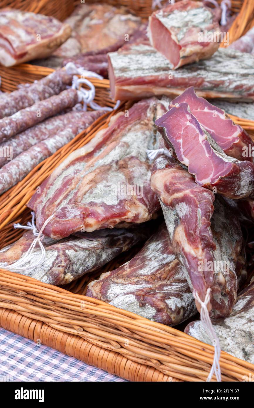 Primo piano di prosciutti catalani, fueti e pancetta o pancetta. Prodotti artigianali catalani. Foto Stock