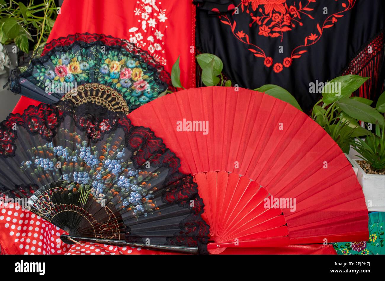 Chioschi di colori diversi, rosso e nero con fiori e merletti e scialli sullo sfondo, tipica Andalusia. Fiera di aprile Foto Stock