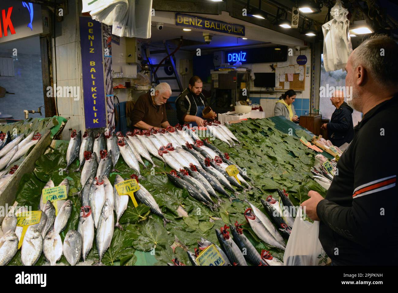 Pesce fresco intero e frutti di mare in vendita tra i pescatori al mercato del pesce Galata a Karakoy sul lato europeo di Istanbul, Turchia / Turkiye. Foto Stock