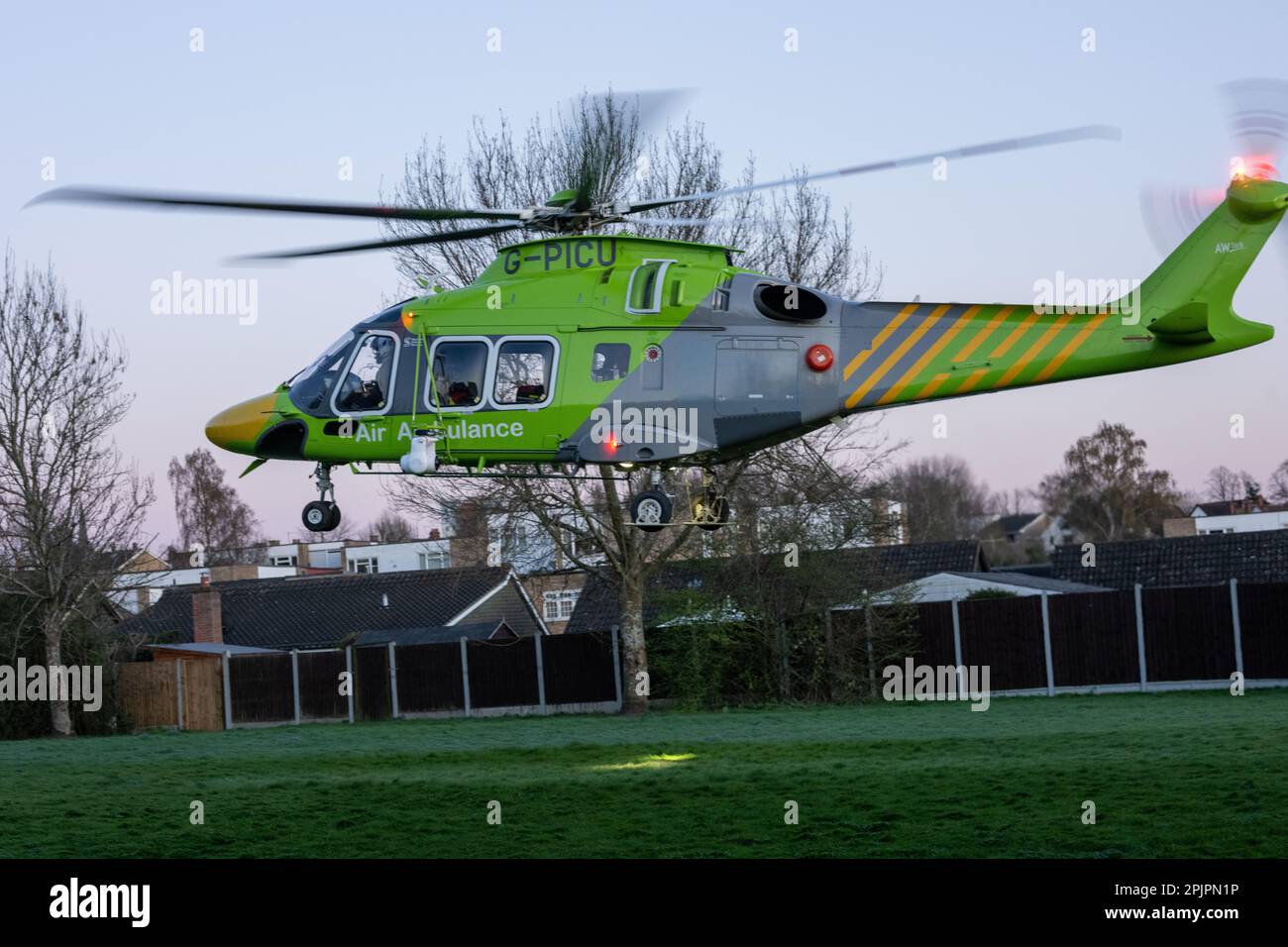 Brentwood, Regno Unito. 03rd Apr, 2023. Brentwood Essex 3rd aprile 2023 l'elicottero di aeronautica di Essex e Herts (G-PICU Leonardo AW169) è stato chiamato per assistere con un'emergenza medica in Brentwood Essex Credit: Ian Davidson/Alamy Live News Foto Stock