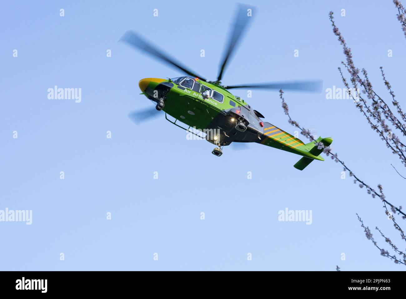Brentwood, Regno Unito. 03rd Apr, 2023. Brentwood Essex 3rd aprile 2023 l'elicottero di aeronautica di Essex e Herts (G-PICU Leonardo AW169) è stato chiamato per assistere con un'emergenza medica in Brentwood Essex Credit: Ian Davidson/Alamy Live News Foto Stock
