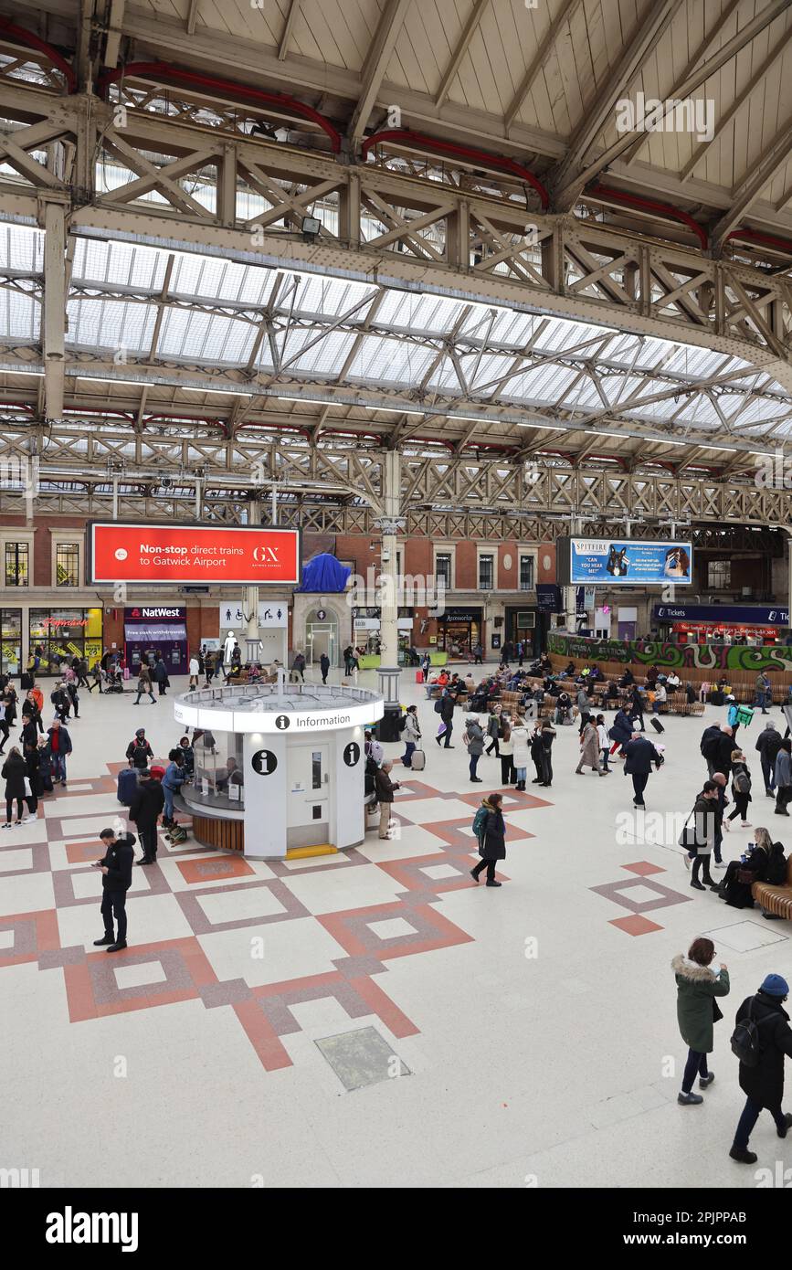 All'interno della stazione ferroviaria della mianline Victoria a Londra, Regno Unito Foto Stock