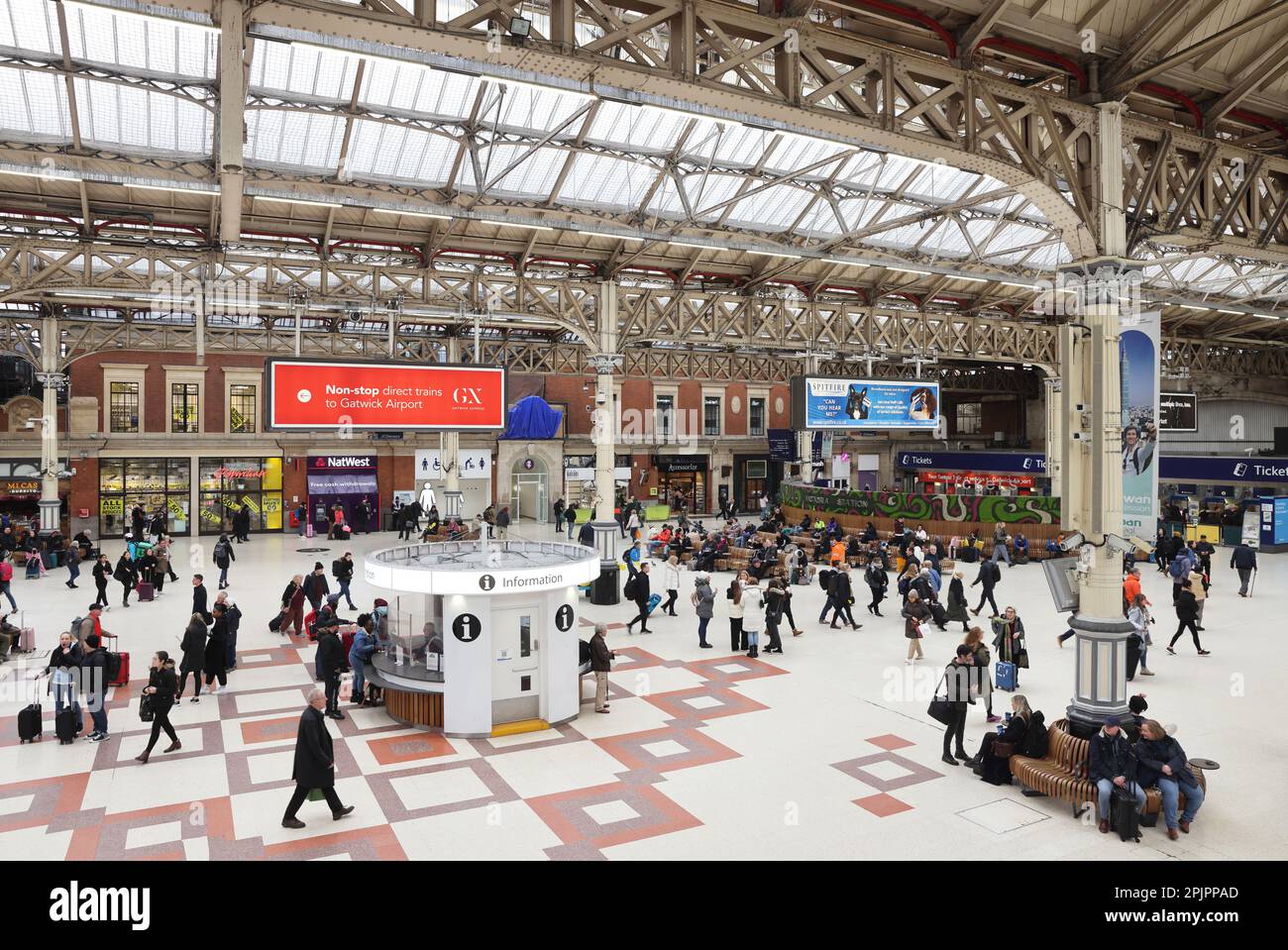 All'interno della stazione ferroviaria della mianline Victoria a Londra, Regno Unito Foto Stock