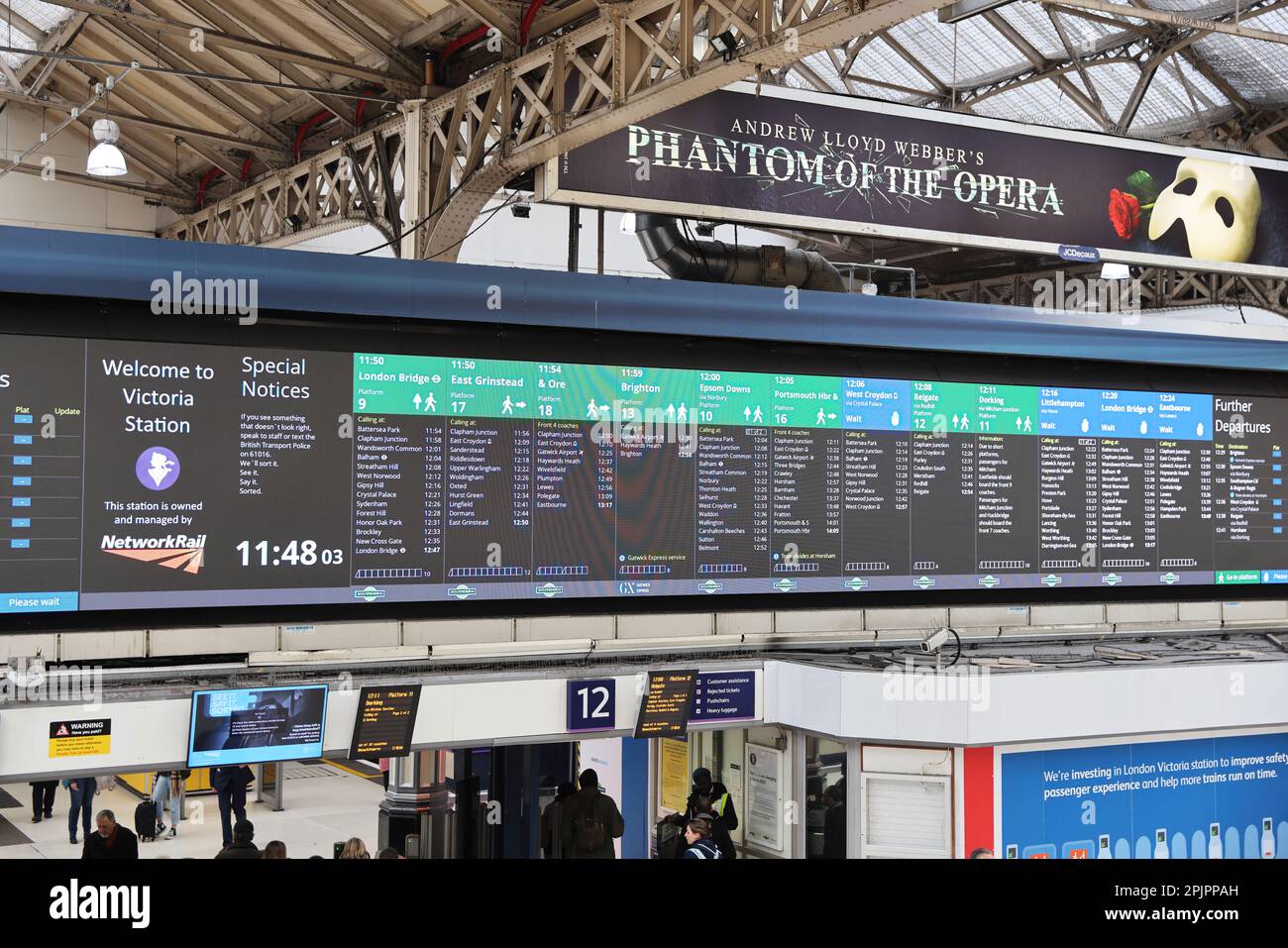 All'interno della stazione ferroviaria della mianline Victoria a Londra, Regno Unito Foto Stock