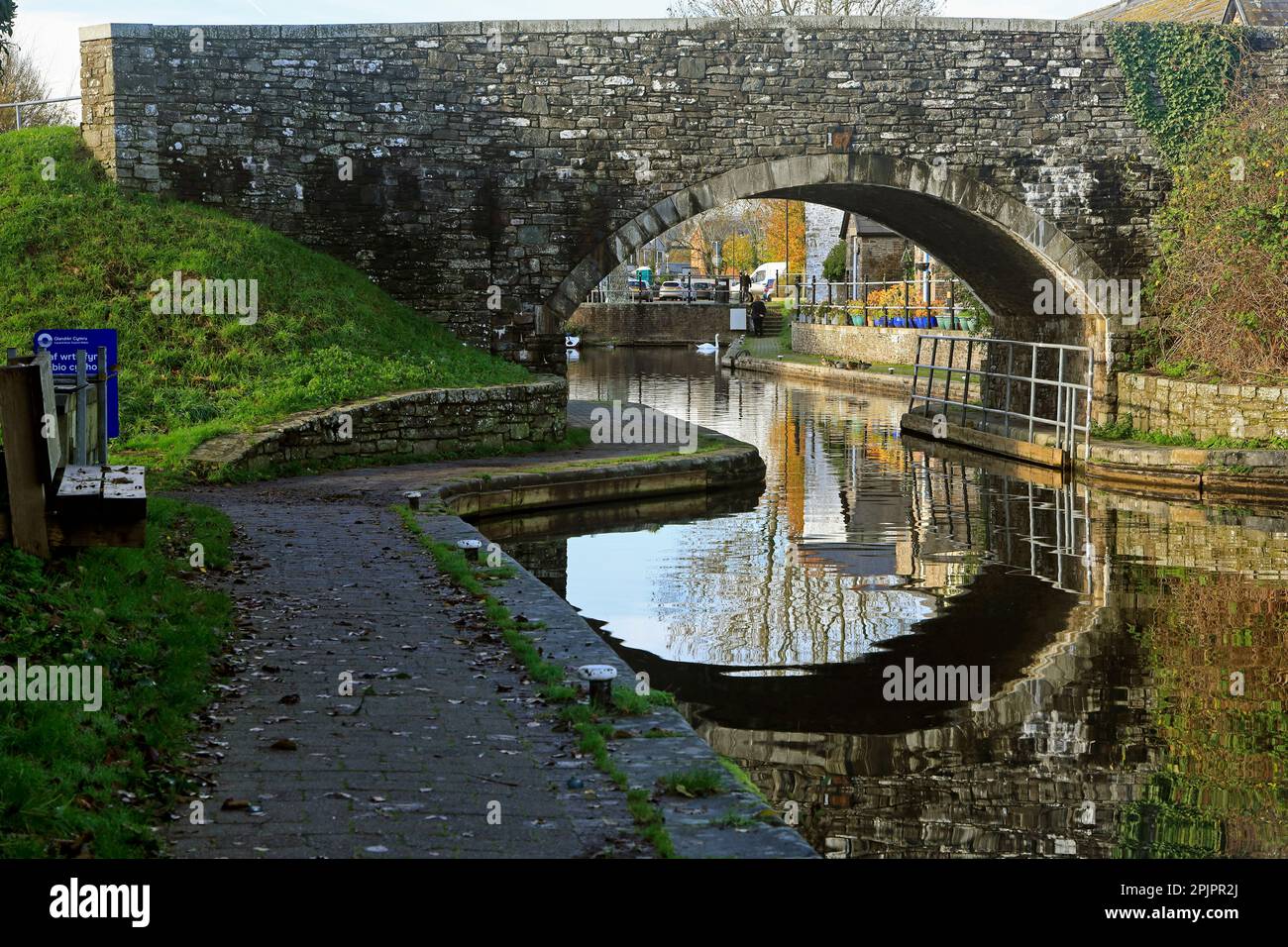 Canale Brecon e ponte in pietra con riflessione. Data di ottobre 2022. Autunno. Foto Stock