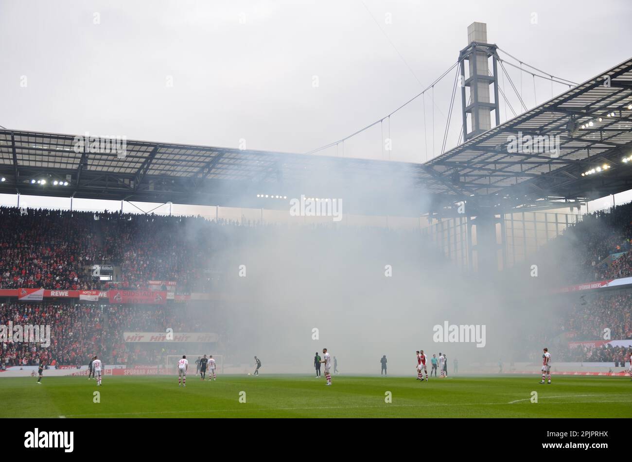 Colonia, Renania settentrionale-Vestfalia, Germania. 2nd Apr, 2023. I pirotecnici della sezione fan di Borussia Monchengladbach coprono il campo in fumo prima della partita del FC Cologne-Borussia Monchengladbach Bundesliga il 2 aprile 2023 nel RheinEnergieStadion di Colonia, Germania. Il fumo porta ad un breve ritardo nell'inizio della partita. (Credit Image: © Kai Dambach/ZUMA Press Wire) SOLO PER USO EDITORIALE! Non per USO commerciale! Foto Stock