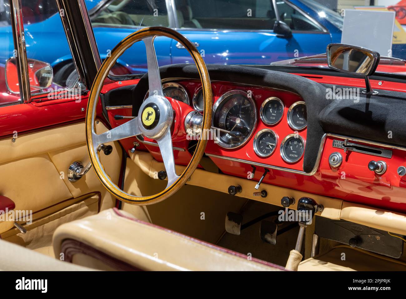 Sparkford.Somerset.United Kingdom.March 26th 2023.A 1960 Ferrari 250 GT cabriolet è in mostra al Museo del motore di Haynes a Somerset Foto Stock