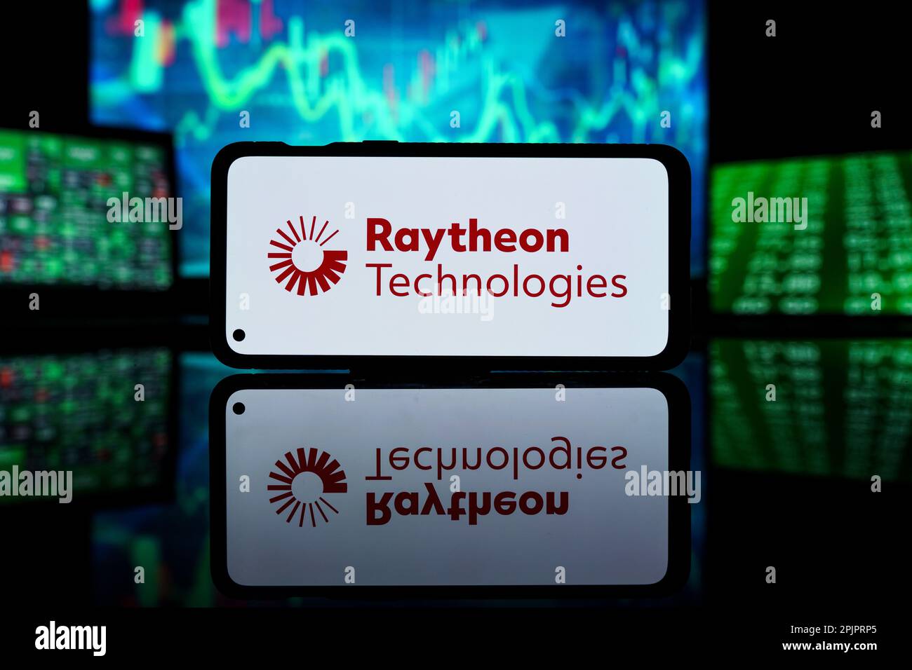 New York, Stati Uniti d'America - 2023 marzo 29: Raytheon Technologies Company sul mercato azionario. Raytheon tecnologie successo finanziario e profitto Foto Stock