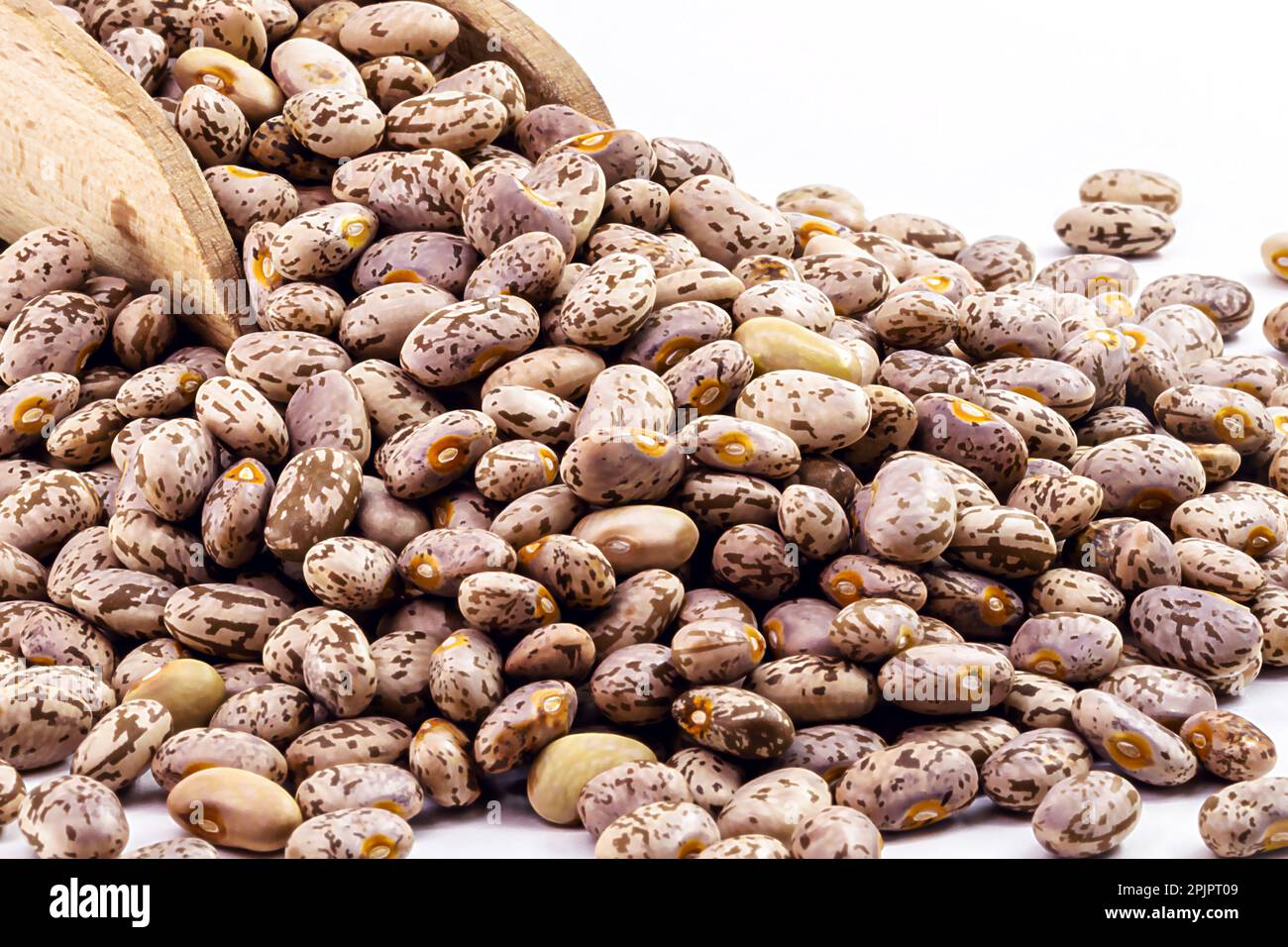 Mucchio di fagioli Rajado, fagioli brasiliani, con misurino in legno, spazio copia, macrofotografia Foto Stock