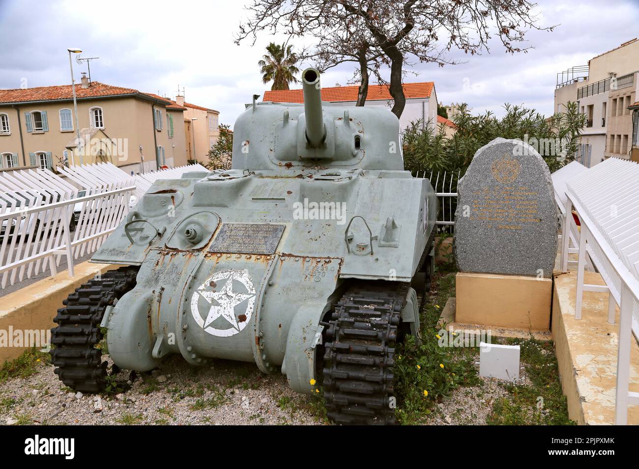 "Jeanne d'Arc" M4A4 Sherman Tank, Place du Colonel Edon, quartiere Saint Victor, Marsiglia, Bocche del Rodano, Provenza, Francia, Mediterraneo, Europa Foto Stock