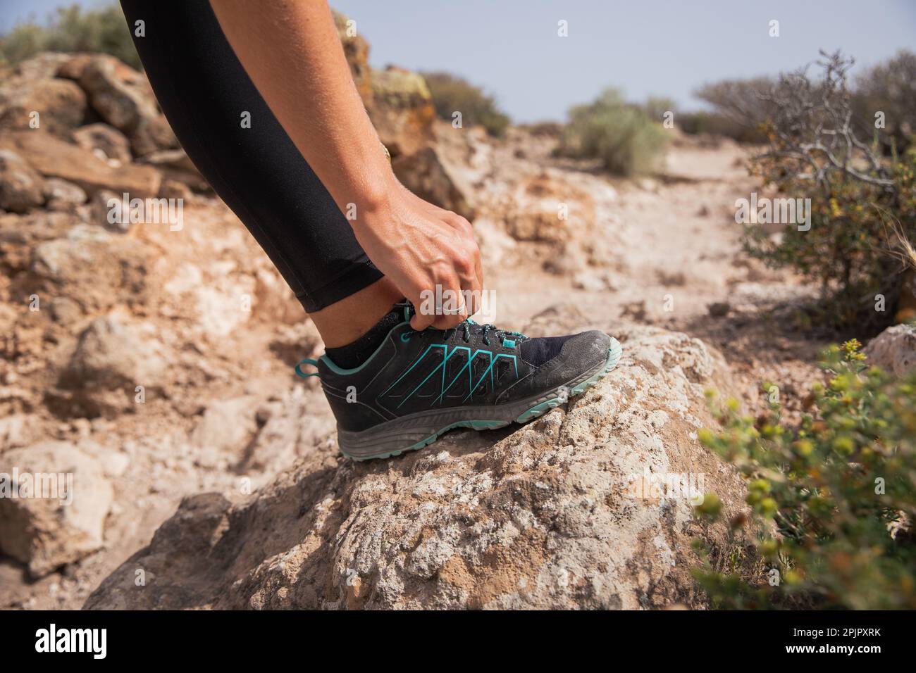 Primo piano di una scarpa da trekking durante un'escursione in montagna. Foto Stock