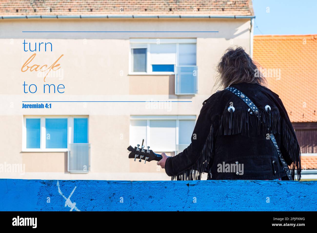 'Tornate a me' citazione del versetto biblico. Street musicista chitarrista busker vista posteriore Foto Stock