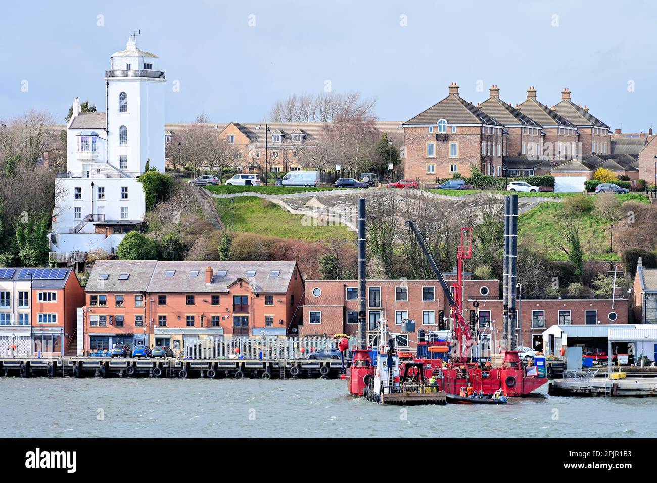 Carro di perforazione SKATE 3E di Immingham per la perforazione di prova del lungofiume Tyne con il rimorchiatore Bobby Robson per il nuovo terminal dei traghetti di North Shields Foto Stock