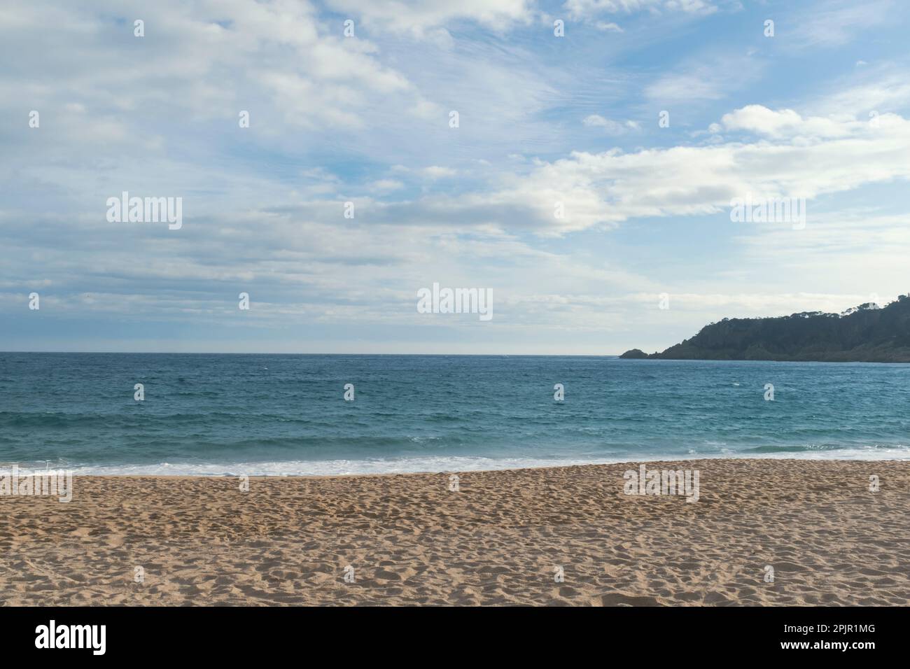 Tranquillo paesaggio di spiaggia con acque calme nel Mar Mediterraneo in Costa Brava Foto Stock