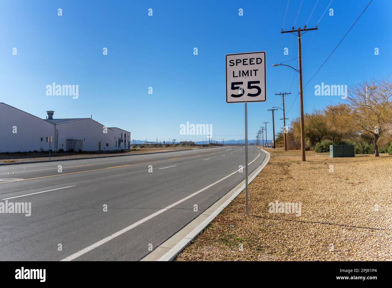 Un cartello stradale 55 Speed Limit su uno vuoto Foto Stock