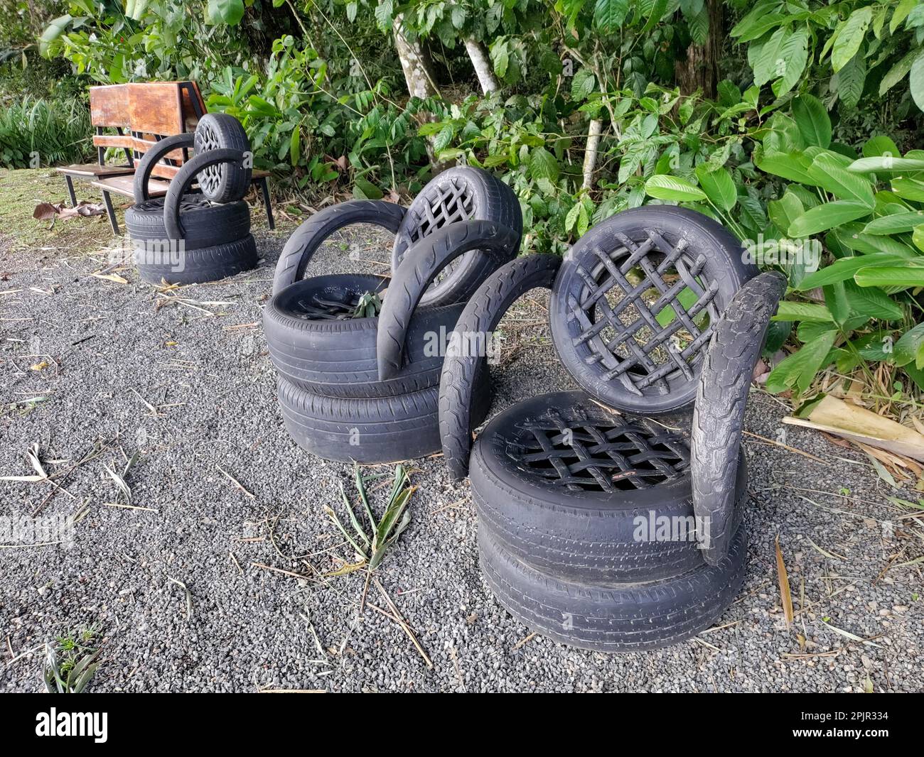 La Fortuna, Costa Rica - Sedie fatte di vecchi pneumatici alla Finca educativa Don Juan (Don Juan Educational Farm). Foto Stock