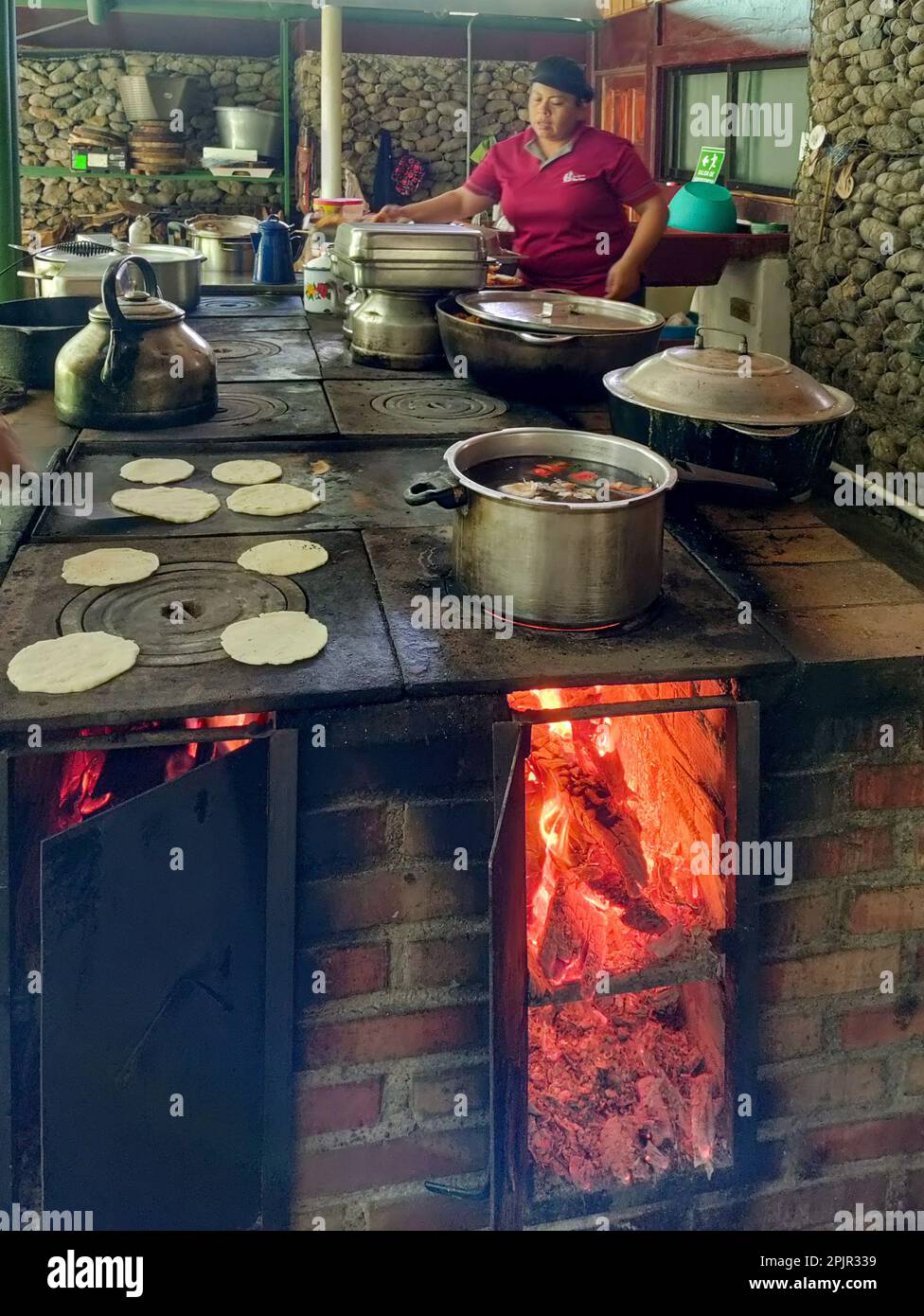 La Fortuna, Costa Rica - pranzo in cucina su una stufa a legna alla Finca educativa Don Juan (Don Juan Educational Farm). Gli ospiti aiutano a preparare il pasto, Foto Stock