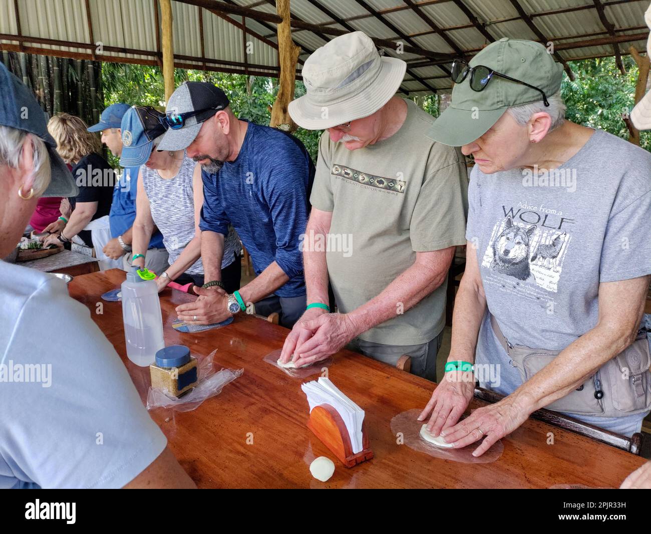 La Fortuna, Costa Rica - pranzo alla Finca educativa Don Juan (Don Juan Educational Farm). Gli ospiti aiutano a preparare il pasto, che viene da colture coltivate su Foto Stock