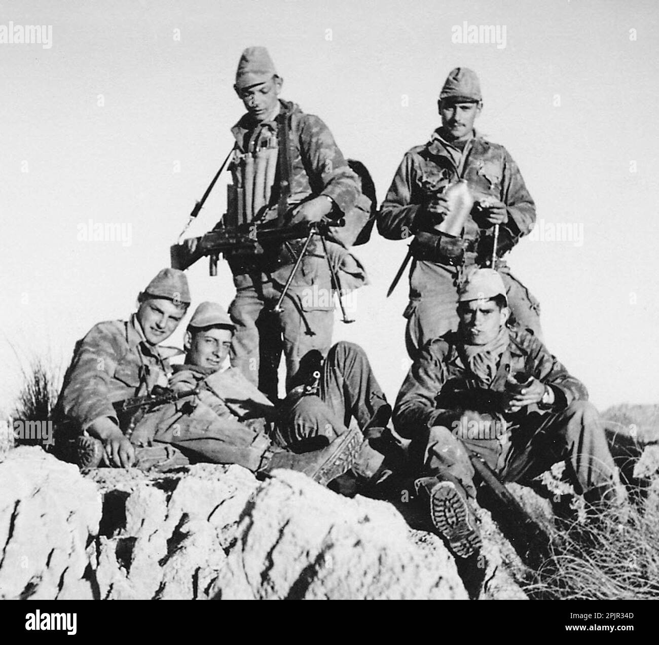 Un piccolo distacco del 4th° Reggimento francese di Zouaves nella regione di M'Sila durante la guerra algerina, nel 1961 Foto Stock