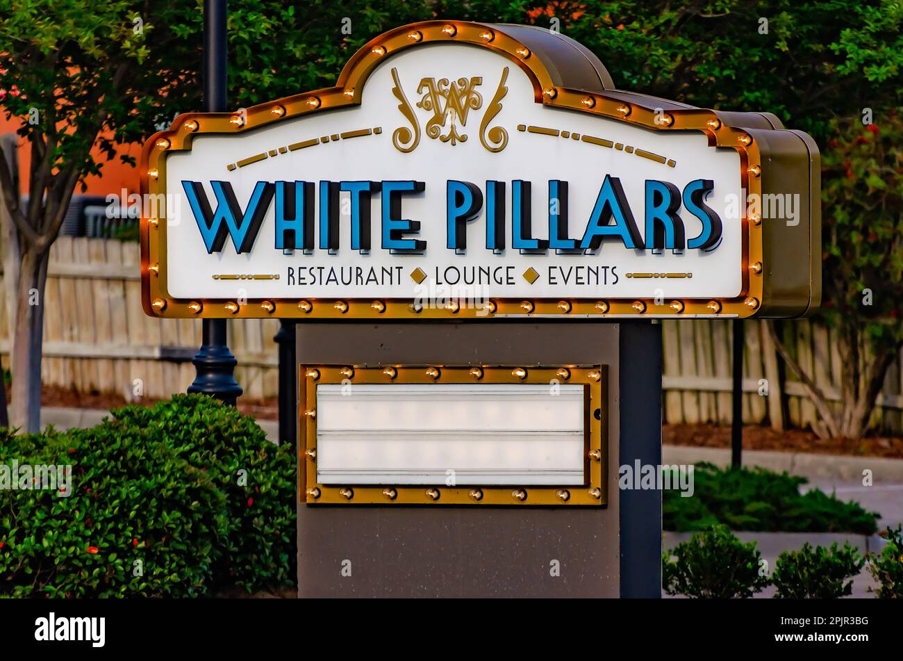 L'insegna del ristorante White Pillars è raffigurata il 2 aprile 2023 a Biloxi, Mississippi. Il ristorante ha riaperto nel 2017 dopo essere stato chiuso per molti anni. Foto Stock