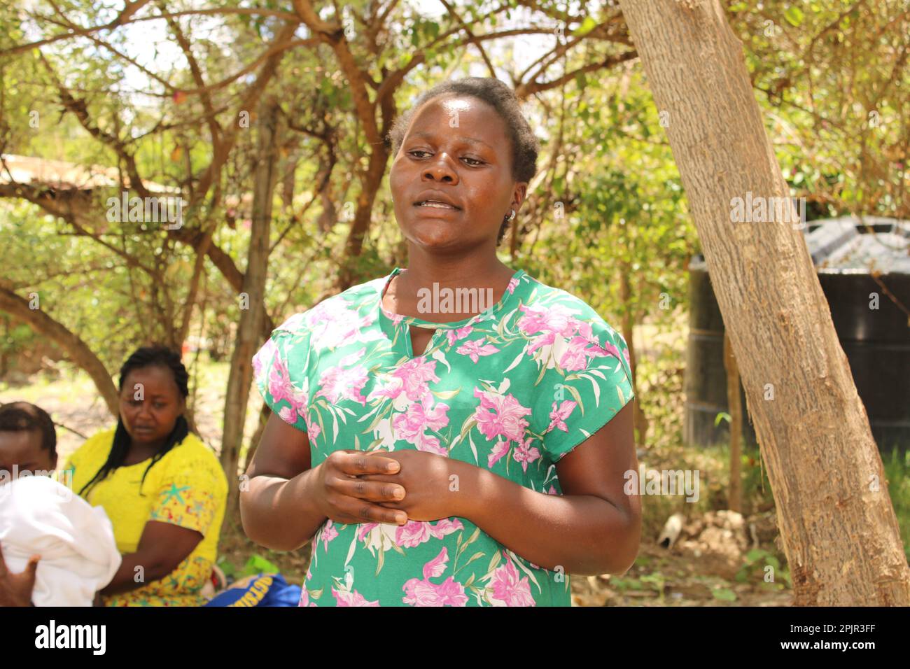 (230403) -- EMBU (KENYA), 3 aprile 2023 (Xinhua) -- Mary Keringa (Front), un nutrizionista di sub-contea con sede a Embu, parla durante un incontro di un gruppo di supporto madre-madre nel villaggio di Nthawa, contea di Embu, Kenya, il 28 marzo 2023. Nel cuore del villaggio di Nthawa, situato nella contea sudest del Kenya di Embu, le madri si sedettero all'ombra di alberi mentre ascoltavano uno di loro che raccontava l'importanza dell'allattamento al seno. Le donne fanno parte di un gruppo di sostegno madre-madre formato nel 2022 per facilitare la condivisione di informazioni sulla nutrizione infantile e sulla genitorialità positiva. (Foto di Chrispinu Foto Stock