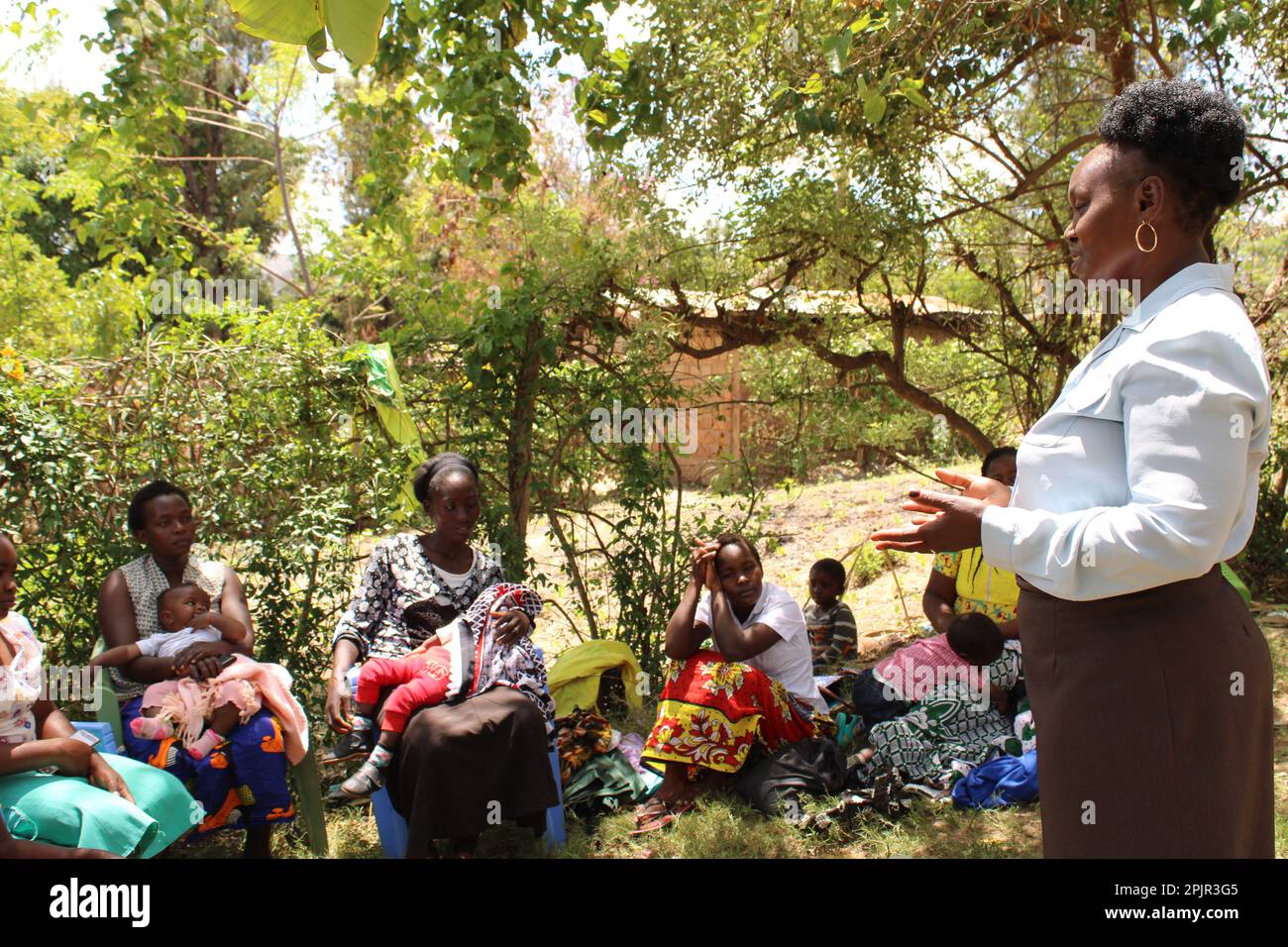 Embu, Kenya. 3rd Apr, 2023. Winnie Kate Muthoni (1st R), madre di due, parla durante un incontro di un gruppo di sostegno madre-madre nel villaggio di Nthawa, nella contea di Embu, in Kenya, il 28 marzo 2023. Nel cuore del villaggio di Nthawa, situato nella contea sudest del Kenya di Embu, le madri si sedettero all'ombra di alberi mentre ascoltavano uno di loro che raccontava l'importanza dell'allattamento al seno. Le donne fanno parte di un gruppo di sostegno madre-madre formato nel 2022 per facilitare la condivisione di informazioni sulla nutrizione infantile e sulla genitorialità positiva. Credit: Christispinus Omar/Xinhua/Alamy Live News Foto Stock